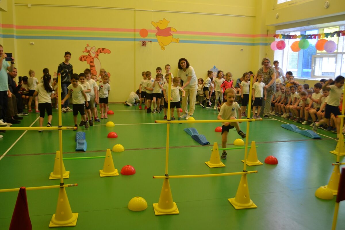 Спортивный калейдоскоп. Спортивный Калейдоскоп в детском саду. Спортивный Калейдоскоп для детского сада занятия. Спортивные досуг "волшебные лукошко" 1 младший группе. Что делают на спортивном Калейдоскоп кружок в саду.