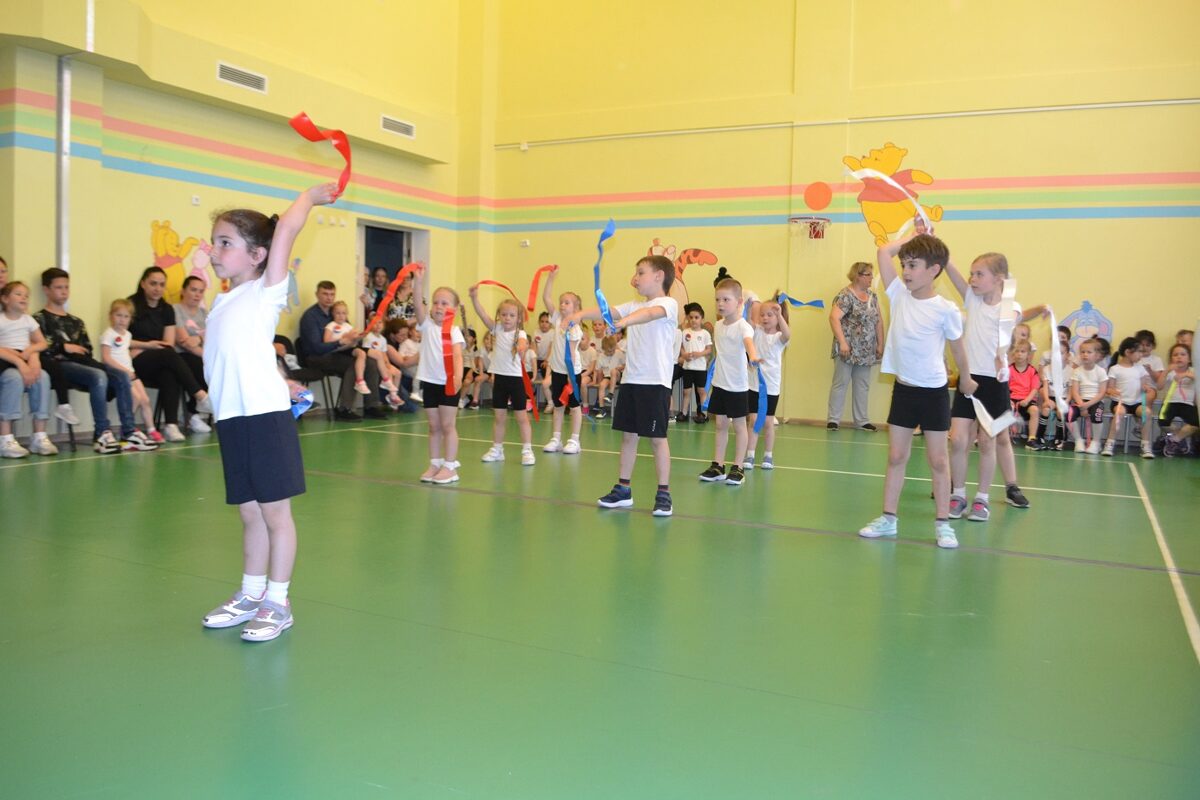 Спортивный калейдоскоп. Спортивные соревнования для девочек. Спортивные конкурсы для девочек. Спортивные соревнования для детей.